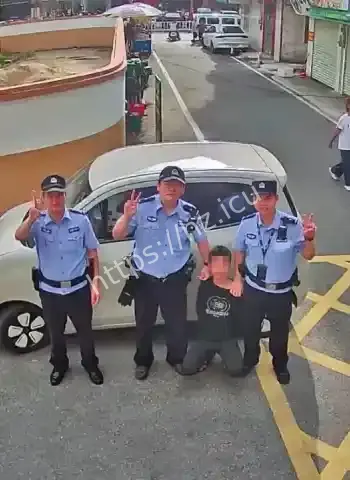 小偷对着摄像头挑衅